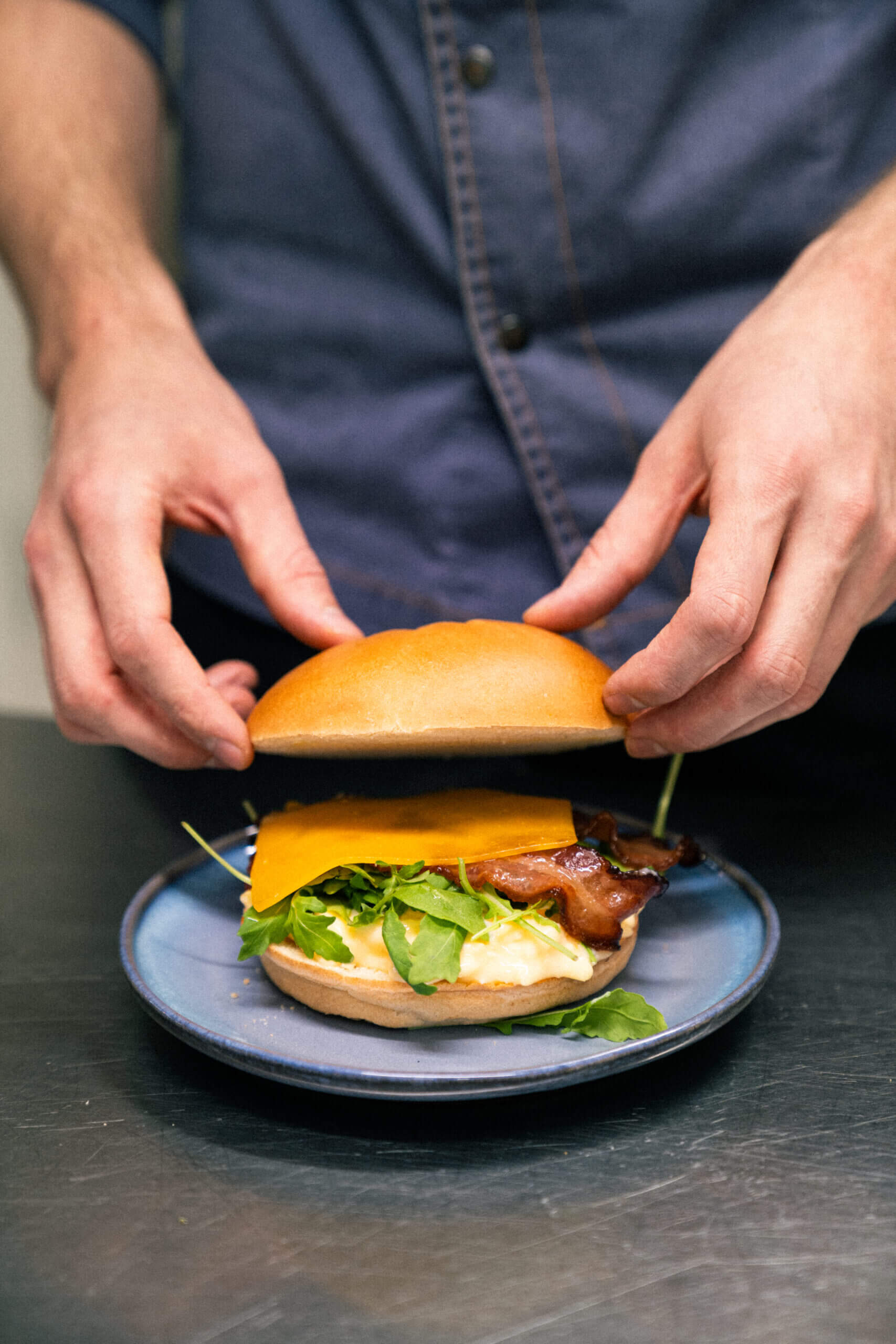 Bun egg & bacon