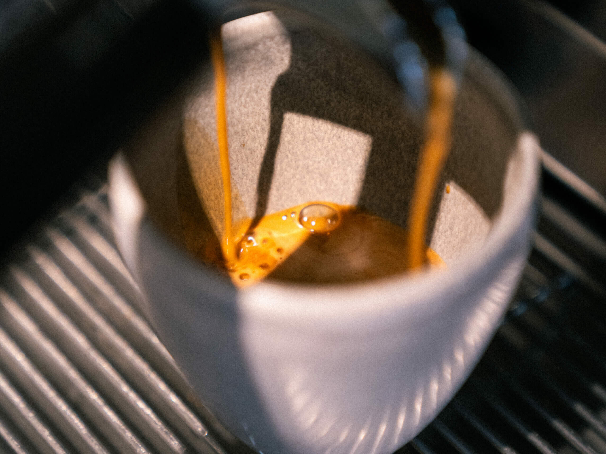 Double espresso en train de couler en café de spécialité
