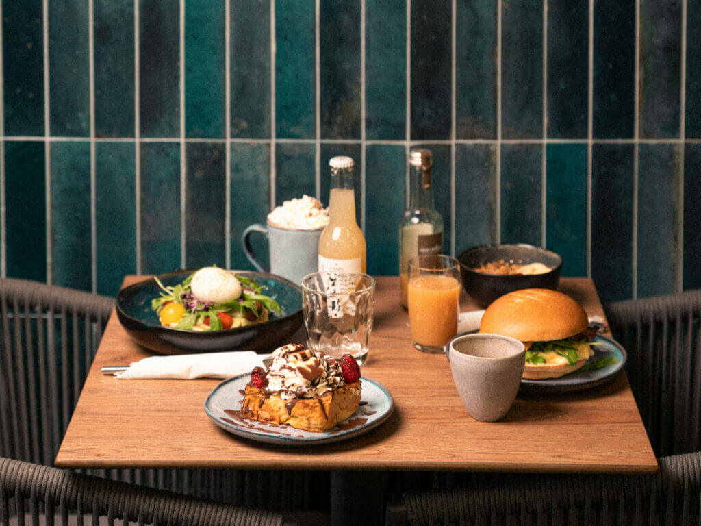 Brunch gourmand avec pancake avocado, bun egg & bacon et brioche perdue caramélisée