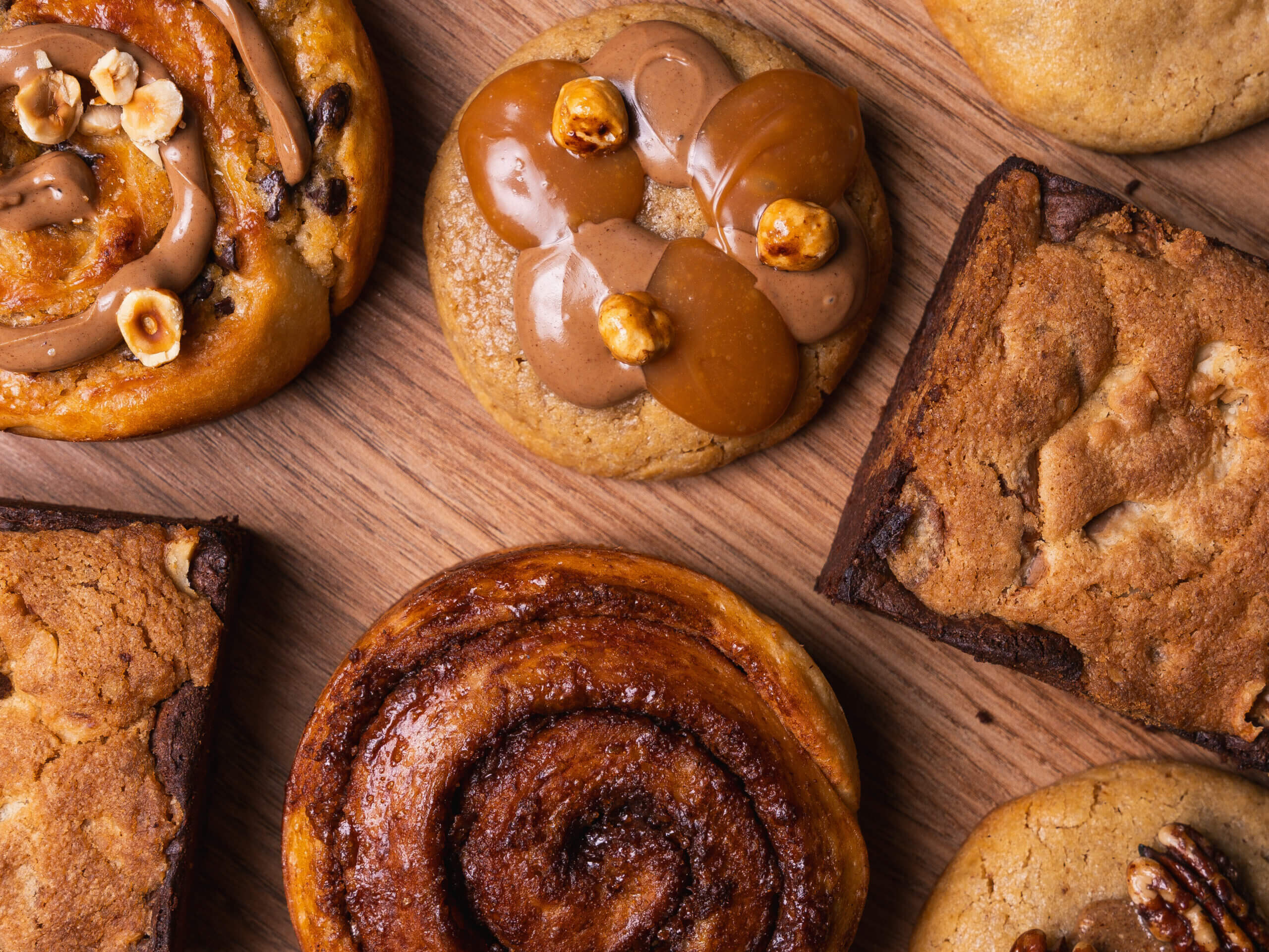 Cookie praliné et caramel, brookie, roulé cannelle et cookie roll